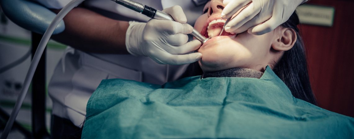 dentistas-tratam-os-dentes-dos-pacientes