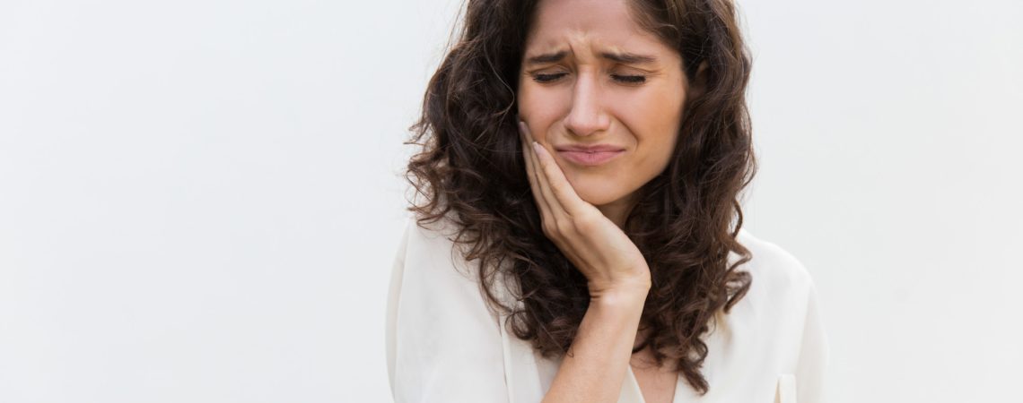 mulher-infeliz-frustrada-sofrendo-de-dor-de-dente